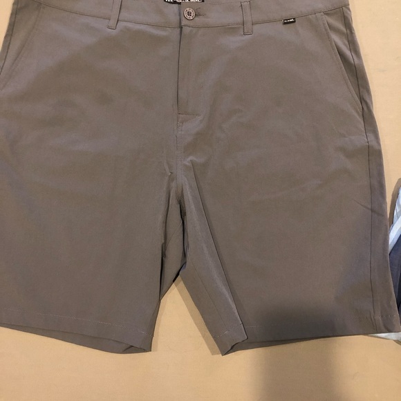 Travis Mathews golf short, Waist 42. - Picture 2 of 3